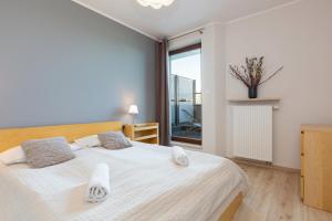 Postel nebo postele na pokoji v ubytování Apartamenty Bliska Praga by Noclegi Renters