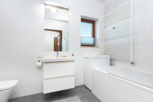 Koupelna v ubytování Apartamenty Bliska Praga by Noclegi Renters