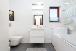 Koupelna v ubytování Apartamenty Bliska Praga by Noclegi Renters