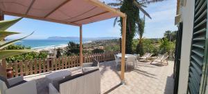 カステッランマーレ・デル・ゴルフォにあるVilla Anna, con patio vista mareの海の景色を望む家のバルコニー