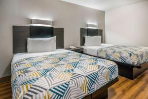 a room with two beds in a hotel room at Motel 6-Irving, TX - Dallas in Irving