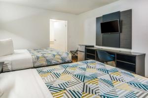Кровать или кровати в номере Motel 6-Irving, TX - Dallas