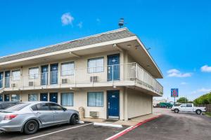 un edificio con un'auto parcheggiata di fronte di Motel 6-Irving, TX - Dallas a Irving