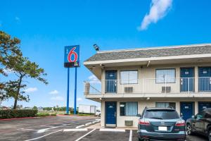 a car parked in front of a hotel at Motel 6-Irving, TX - Dallas in Irving