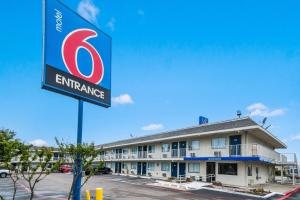 a sign for an entrance to a hotel at Motel 6-Irving, TX - Dallas in Irving