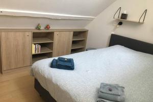 Cama ou camas em um quarto em StudiO2 Ename, dakappartement in Vlaamse Ardennen
