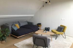 Uma área de estar em StudiO2 Ename, dakappartement in Vlaamse Ardennen