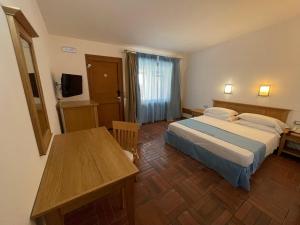 Postel nebo postele na pokoji v ubytování Le Mandrelle Beach Resort