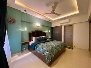 Katil atau katil-katil dalam bilik di ZAHA Vacation Home 3 - Elegant & Spacious 2 br family apt, Shahrah e Faisal