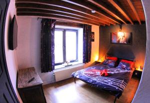 ein Schlafzimmer mit einem Bett mit einem roten Stofftier drauf in der Unterkunft B&B Music City in Wibrin