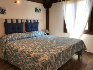 Posteľ alebo postele v izbe v ubytovaní villetta san teodoro IUN Q7135
