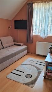 A television and/or entertainment centre at Bihari Vendégház