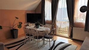 A television and/or entertainment centre at Bihari Vendégház
