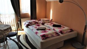 A bed or beds in a room at Bihari Vendégház Még 18 kép