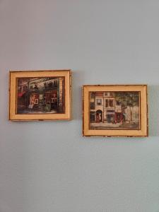 deux images encadrées de bâtiments sur un mur dans l'établissement Hotel Domburg4you, à Domburg