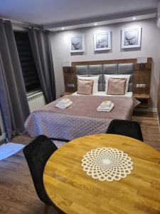 a bedroom with a bed and a table with chairs at BALTIC PLAŻA przy plaży in Krynica Morska