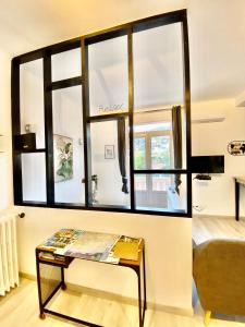 - un miroir dans une chambre avec une table dans l'établissement Balcon du Faron- Proche Gare & Centre ville - Clim, à Toulon 4 autres photos