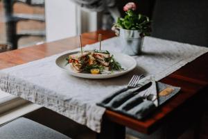 talerz jedzenia na stole z talerzem jedzenia w obiekcie Willa Sepia SPA w Wiśle