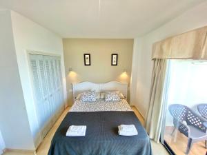 Giường trong phòng chung tại Apartamentos Turísticos Castillo del Vigia +18 ảnh