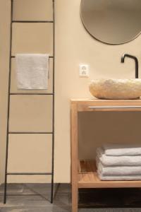 W łazience znajduje się wieszak na ręczniki i lustro. w obiekcie Bed & Breakfast Neeltje Soet w mieście Mierlo