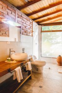 a bathroom with a sink and a toilet at Piripe Wellness Lodge in Pacto