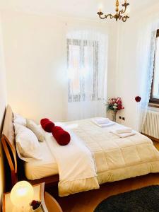 Un dormitorio con una cama grande con almohadas rojas. en Appartamento accanto ai Mercatini di Natale, en Trento