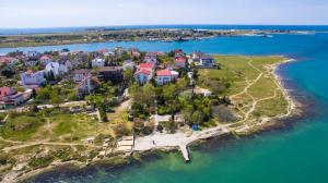 una vista aérea de una casa en una isla en el agua en Hotel Mys, en Sevastopol