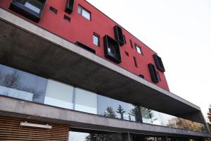 un edificio rojo con ventanas negras encima en Hotel Kanyon, en Sofía