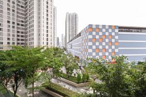 - une vue sur une ville avec de grands bâtiments et des arbres dans l'établissement High Class 2 Bedrooms Masteri Thao Dien Apartment, Fully Furnished With Full Amenities, à Hô-Chi-Minh-Ville