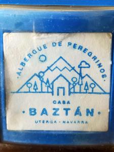 una etiqueta azul y blanca en un parquímetro en ALBERGUE CASA BAZTAN, en Uterga