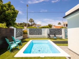 The swimming pool at or close to Cubo's Cozy & Modern Sol de Malaga