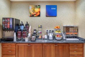 Kuchyň nebo kuchyňský kout v ubytování Comfort Suites Eugene