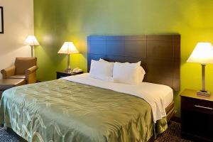 Llit o llits en una habitació de Quality Inn Union US Hwy 176