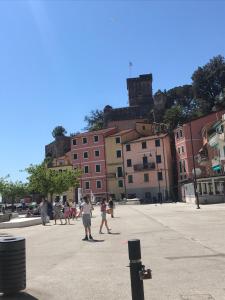 een groep mensen die frisbee spelen op een parkeerplaats bij Cinque Terre Casa Vacanze in La Spezia
