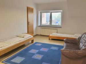 Ένα ή περισσότερα κρεβάτια σε δωμάτιο στο Apartamenty w Młynie