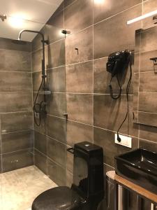 ein Bad mit WC und eine Kamera an der Wand in der Unterkunft Daukanto apartamentai in Anykščiai