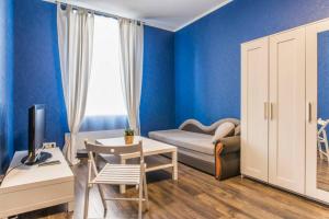 een blauwe kamer met een bed en een bureau bij Self check in/out. 5 can stay. Free parking. Close to the city center. in Rīga