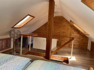 um quarto no sótão com uma cama e um tecto abobadado em gemütliches, freistehendes Ferienhaus em Koblenz