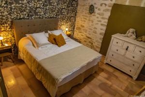 1 dormitorio con 1 cama y vestidor con osito de peluche en HANAËL, Gîte en maison d'hôtes, en Aubais