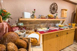 une cuisine avec un comptoir avec du pain et d'autres aliments dans l'établissement Haus Stüttler/Duchscherer, à Schruns