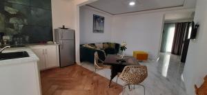 uma cozinha e sala de estar com uma mesa e um sofá em LEO Haute standing appartment S1 center Monastir em Monastir