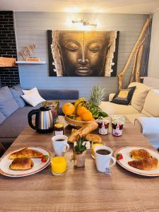 LacanOcéane Bed&Breakfast في لاكانو-أوسيان: طاولة عليها أطباق من الطعام