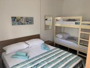 Katil dua tingkat atau katil-katil dua tingkat dalam bilik di E&E Apartments