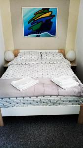 Posteľ alebo postele v izbe v ubytovaní Art Apartman