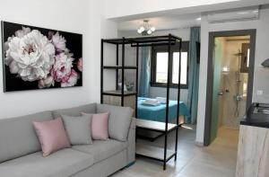 Postel nebo postele na pokoji v ubytování Theano Luxury Suites Nikiti