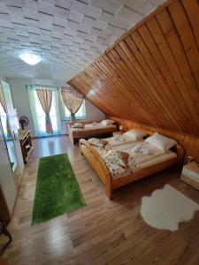 duża sypialnia z 2 łóżkami i drewnianym sufitem w obiekcie Casa Marian w Sighișoarze