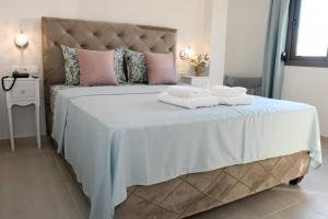 Postel nebo postele na pokoji v ubytování Theano Luxury Suites Nikiti