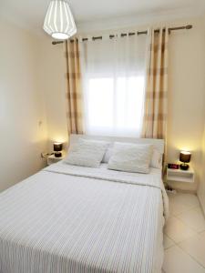 Postel nebo postele na pokoji v ubytování Reta-Inn Martil Beach