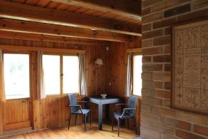 een eetkamer met stoelen en een tafel en ramen bij Chata Urbaneč in Urbaneč