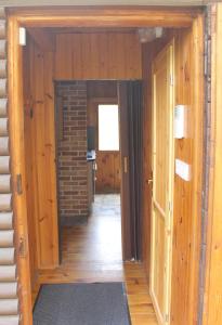 un corridoio di una casa con pareti e porte in legno di Chata Urbaneč a Urbaneč